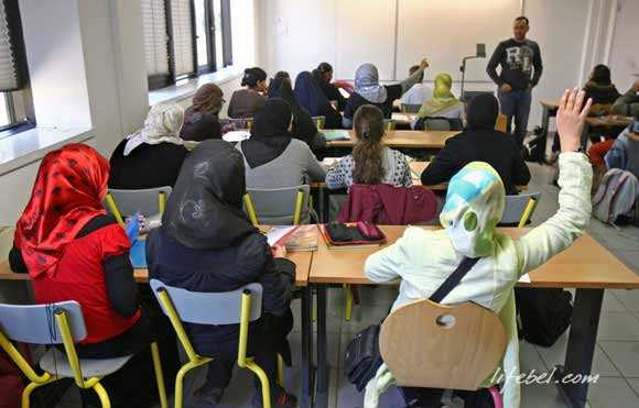 1396435793_muslims-belgium