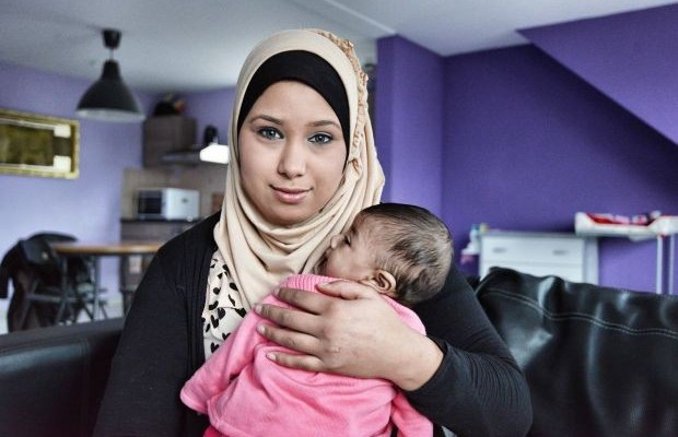 kopie-bus-vertrekt-met-vier-maanden-oude-baby-tussen-deuren-video-id5154822-620x400