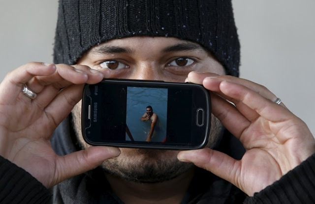 Хаммад из Сирии, со своей фотографией с отдыха в бассейне