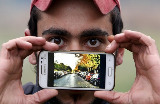 Халдун из Сирии, с фотографией своей улицы в Дамаске