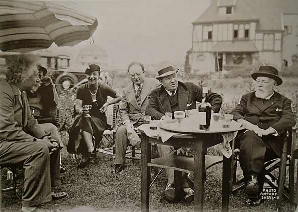 Альберт Эйнштейн, Марсель Авраам, Анатоль Де Монзи и Джеймс Энсор в саду ресторана Au Coeur | Остенде, 1933 год.