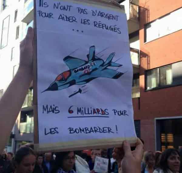 Надпись на транспаранте: У них нет денег на беженцев… но (есть) 6 млрд для бомбардировок.