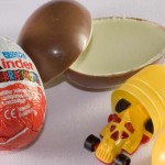 Во Франции умерла девочка, задохнувшись игрушкой из Киндер-Сюрприз