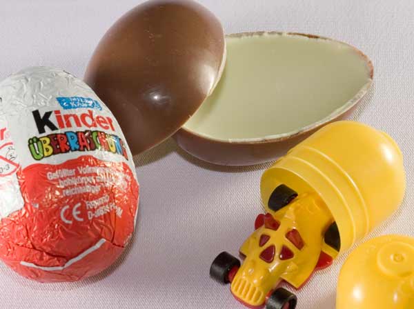 Во Франции умерла девочка, задохнувшись игрушкой из Киндер-Сюрприз