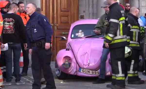 розовый Фольксваген фургончик не справился с управлением и врезался в группу зрителей