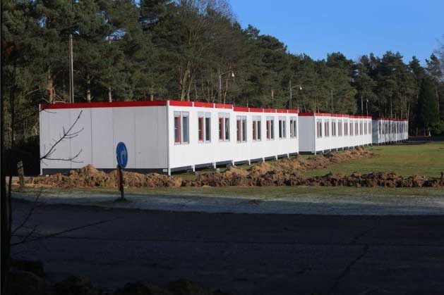 Семь лиц, ищущих убежища от приема выставленные после массовой драки