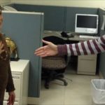 На фото: мусульманка демонстрирует альтернативный способ приветствия не пожимая руки постороннего мужчины