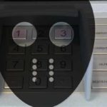 щедрый банкомат раздает деньги