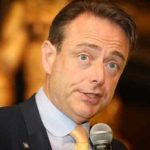 Де Вевер предлагает выбор левым: "Социально обеспечение или помощь беженцам"