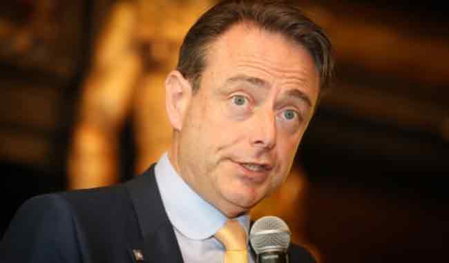 Де Вевер предлагает выбор левым: "Социально обеспечение или помощь беженцам"