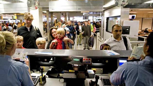 Уже 92 вида на жительство отозваны у беженцев «в отпуске»