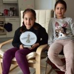 На фото: Карина (слева) cо своей сестрой