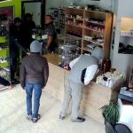 Владелец магазина помог арестовать грабителей, попросив их зайти чуть позже