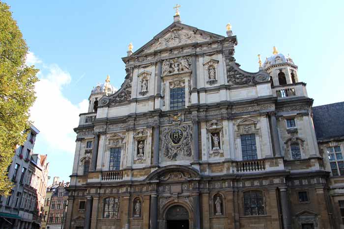 Церковь Святого Чарльза Борромео (голландский: Sint-Carolus Borromeuskerk) - это церковь в центре Антверпена, расположенная на площади Хендрик Собор.