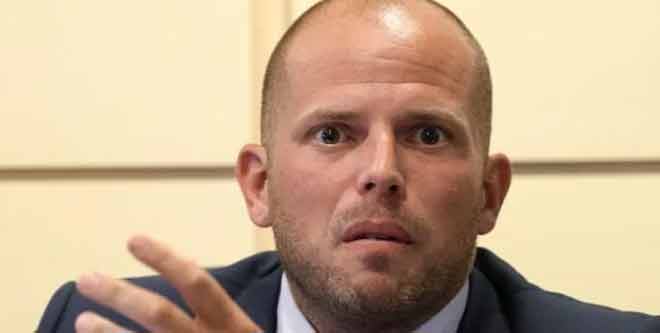 Франкен не может в это поверить: "Мэгги Де Блок добивается освобождения опасного преступника"