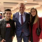 Афганский беженец позирует с Франкеным