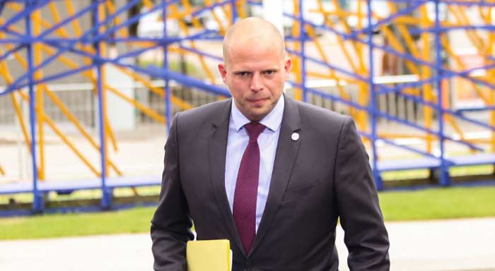 Франкен просит предпринимателей нанимать больше беженцев на работу: "Дайте им шанс"