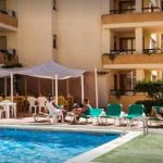 Бельгиец в критическом состоянии после попытки прыгнуть с балкона в бассейн