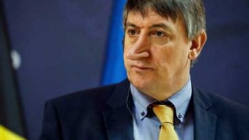 Критика в адрес Жамбона: "Просители убежища покупают дома на детские пособия"