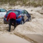 "Одетт" шторм в Бельгии. Затопленные дороги, трамваи и автомобили засыпаны песком