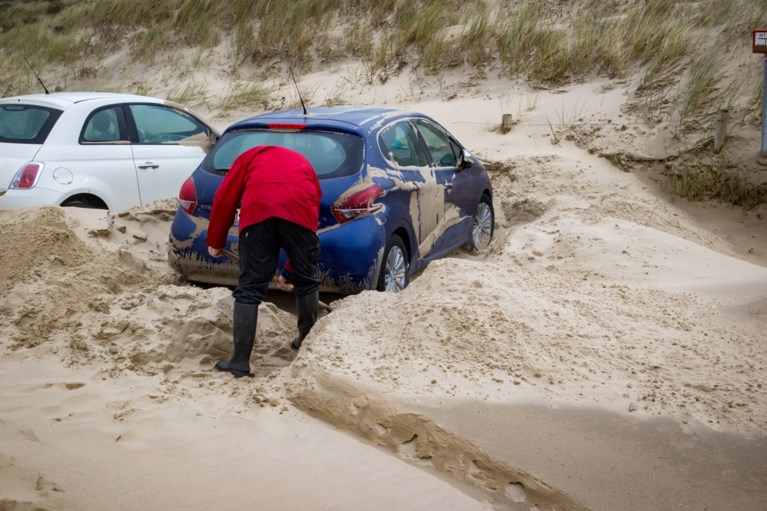 "Одетт" шторм в Бельгии. Затопленные дороги, трамваи и автомобили засыпаны песком