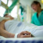 Больше позитивных тестов на COVID-19, но меньше госпитализаций