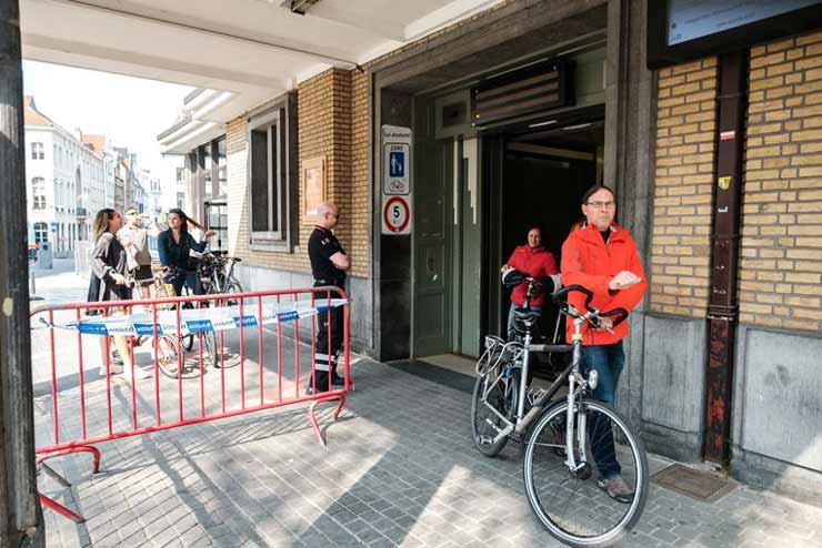 Из-за сбоя питания в антверпенском туннеле, 6 человек застряли в лифте на два часа