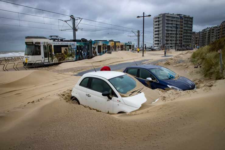 "Одетт" шторм в Бельгии. Затопленные дороги, трамваи и автомобили засыпаны песком