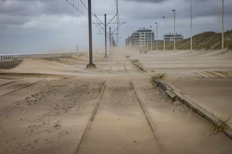 "Одетт" шторм в Бельгии. Затопленные дороги, трамваи и автомобили засыпаны песком