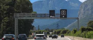 Это означает новый дорожный знак с белым ромбом во Франции.