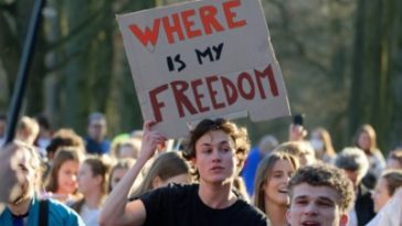 1500 человек протестуют в Брюсселе против возможной обязательной вакцинации