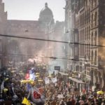 Массовые протесты в Амстердаме против коронаограничений: минимум 10 000 человек