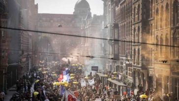 Массовые протесты в Амстердаме против коронаограничений: минимум 10 000 человек