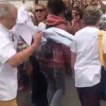 Медицинские работники Франции символически бросают белые халаты на пол