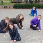 Соседи пожаловались в полицию на маленьких детей, играющих мелом на тротуаре