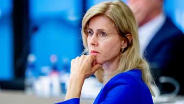 Госсекретарь Нидерландов уволена из-за критики корона-паспортов