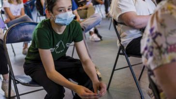 Молодежь Антверпена получает вакцину в школе или по месту жительства