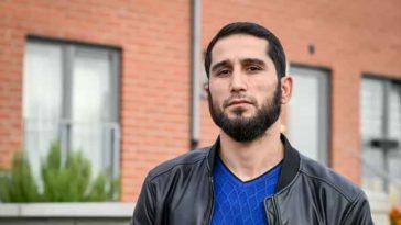 Отец Адам С. (34 года) перед домом, в который он ворвался, чтобы спасти своих детей.Отец Адам С. (34 года) перед домом, в который он ворвался, чтобы спасти своих детей.