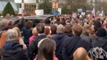 Тысячи протестующих против введения Covid Safe Ticket в Брюсселе