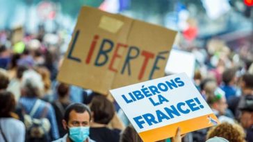 Франция: корона-паспорта до 2022 года? Если это будет зависеть от правительства Макрона, то да.