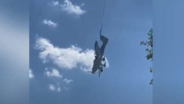 Спортивный самолет упал на оживленную трассу в Брюгге (Видео)