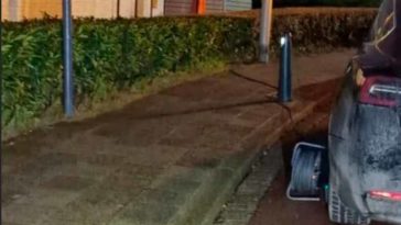 В Нидерландах полиция арестовала мужчину, который заряжал свою Tesla от фонарного столба