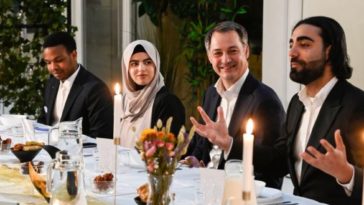 Александр Де Кроо разговляется с молодежью в Брюсселе