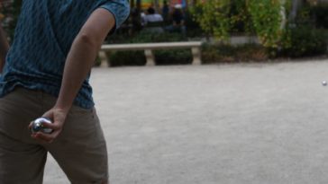 Мужчина из Нидерландов тяжело ранен при взрыве металлического шара