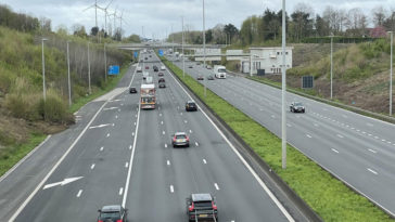 Молодая женщина (22) погибла в крупной аварии на E17, два водителя лишились прав за съемку происшествия