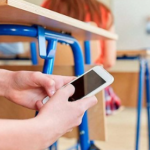 Смартфоны запрещены в школах с начала этого учебного года