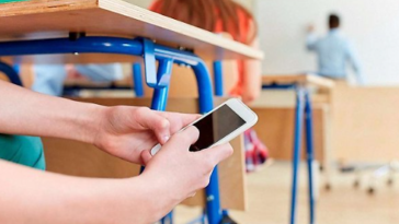 Смартфоны запрещены в школах с начала этого учебного года