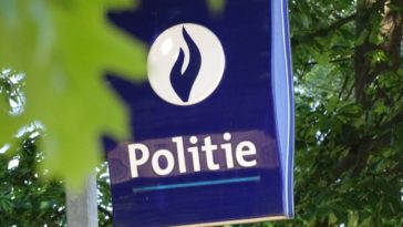 Серьёзная авария в Хасселте: водитель закурил после столкновения.