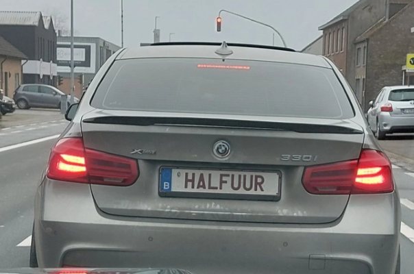 Интернет обсуждает необычный номер на BMW