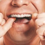 Наука утверждает: чистка зубов нитью бесполезна